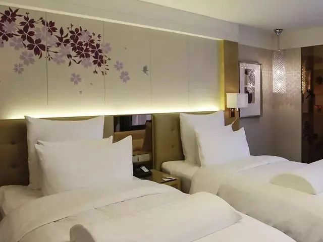 酒店設(shè)計(jì)的枕頭、隔斷玻璃門、燈怎么讓人燒腦殼