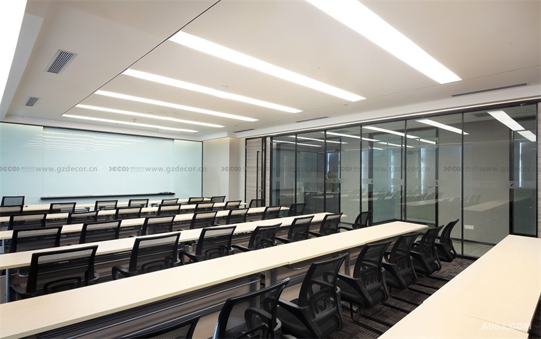 辦公室裝飾公司是否提供辦公室的工作站和辦公桌的配置方案？